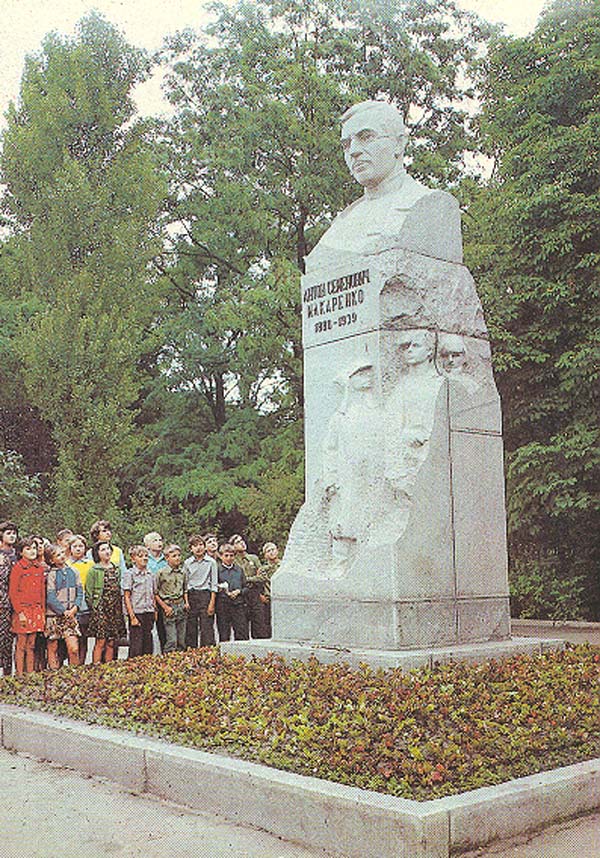 Makarenko monument in Kharkov