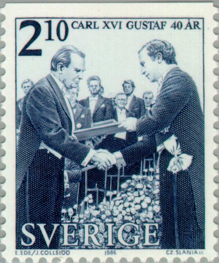 King presenting Nobel Prize to Cheslaw Milosz